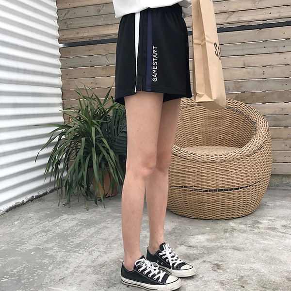 Αθλητικά σορτς για τις γυναίκες στο ελεύθερο επισημαίνονται