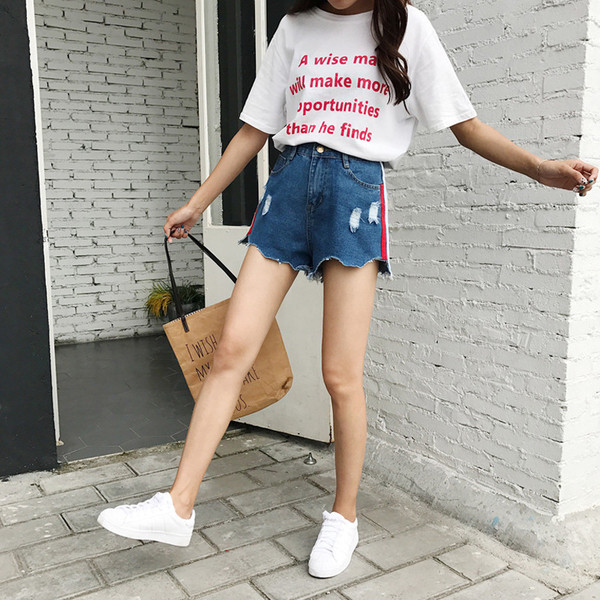 Denim σορτς για τις γυναίκες με υψηλή μέση και ελαφρώς σχισμένο