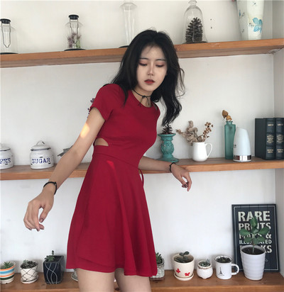 Καλοκαίρι κυρίες φόρεμα με κομμένα τα στοιχεία σε κόκκινο και μαύρο