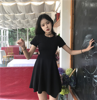 Καλοκαίρι κυρίες φόρεμα με κομμένα τα στοιχεία σε κόκκινο και μαύρο