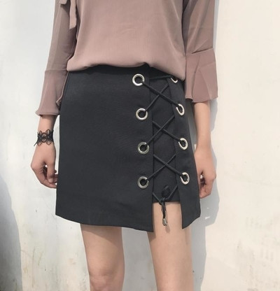 Βοημίας κυρίες φούστα με δεσμούς μαζί σε μπεζ και μαύρο