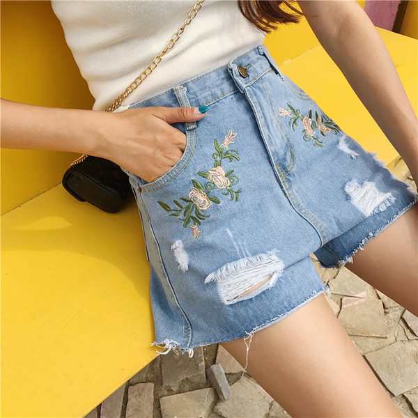 σορτς σύγχρονες γυναίκες με floral κεντήματα ελαφρώς σχισμένο και με υψηλή μέση