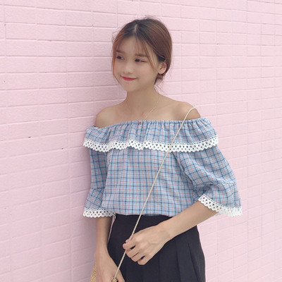 Κυρίες φρέσκα μπλούζα με 3/4 μανίκια και τα γυμνά τους ώμους με δαντέλα