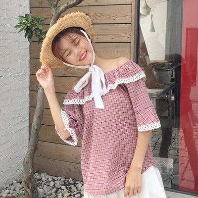 Κυρίες φρέσκα μπλούζα με 3/4 μανίκια και τα γυμνά τους ώμους με δαντέλα