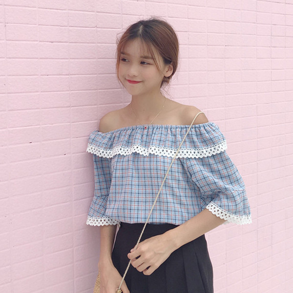 Κυρίες φρέσκα μπλούζα με 3/4 μανίκια και τα γυμνά τους ώμους με δαντέλα