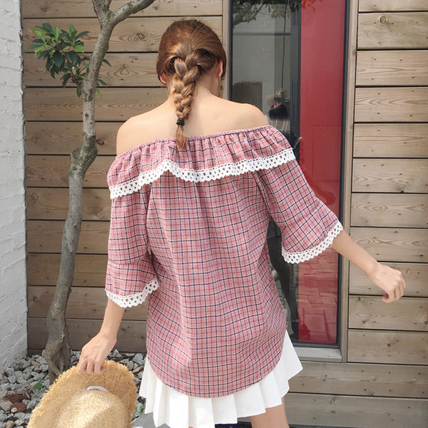 Κυρίες φρέσκα μπλούζα με 3/4 μανίκια και τα γυμνά τους ώμους με δαντέλα