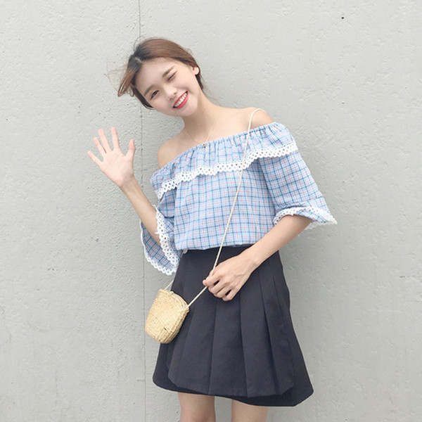 Κυρίες φρέσκα μπλούζα με 3/4 μανίκια και τα γυμνά τους ώμους με δαντέλα