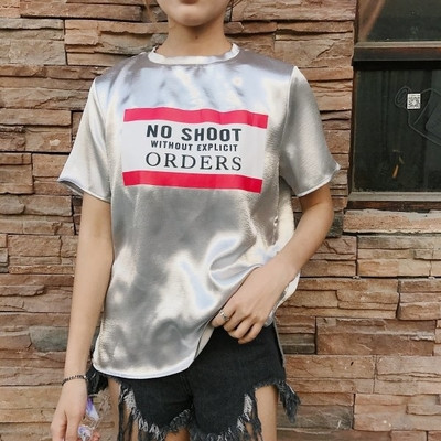 Κομψό κυρίες μπλούζα και μεγάλη καφέ και ασημί χρώμα σημειώνονται και