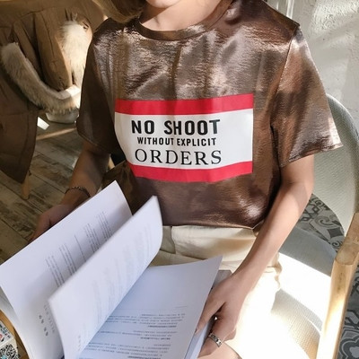 Κομψό κυρίες μπλούζα και μεγάλη καφέ και ασημί χρώμα σημειώνονται και