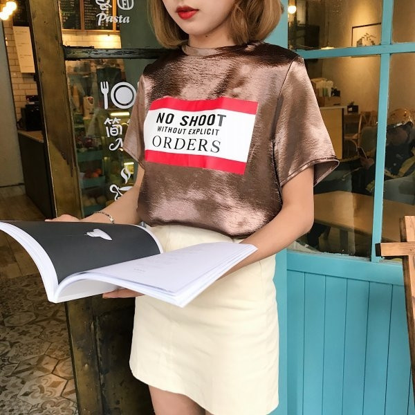 Κομψό κυρίες μπλούζα και μεγάλη καφέ και ασημί χρώμα σημειώνονται και