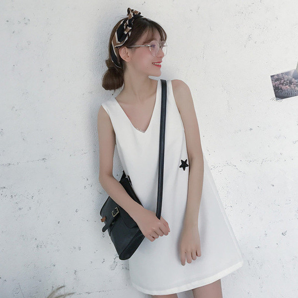 Φρέσκα γυναίκες ντύνονται στα λευκά και γυμνή πλάτη