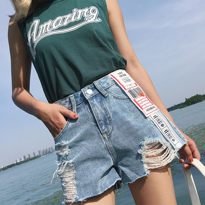 σορτς Κομψή και μοντέρνα κυρίες με υψηλή μέση και τράβηξε