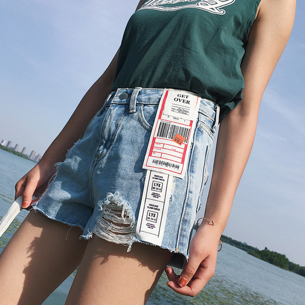 σορτς Κομψή και μοντέρνα κυρίες με υψηλή μέση και τράβηξε