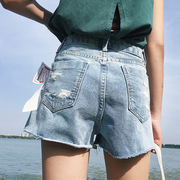 σορτς Κομψή και μοντέρνα κυρίες με υψηλή μέση και τράβηξε