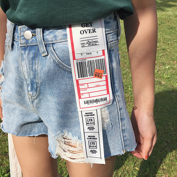 σορτς Κομψή και μοντέρνα κυρίες με υψηλή μέση και τράβηξε