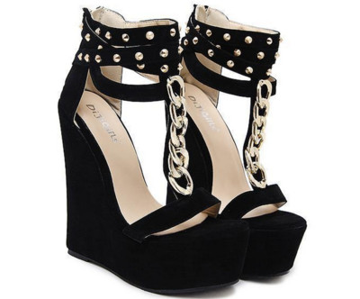 Φρέσκα και πολύ κομψό κυρίες σανδάλια υψηλή πλατφόρμα και χρυσό στολίδι