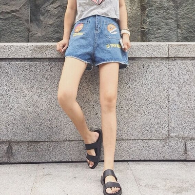 Модерни дамски къси панталони в широк модел с апликация и с висока талия