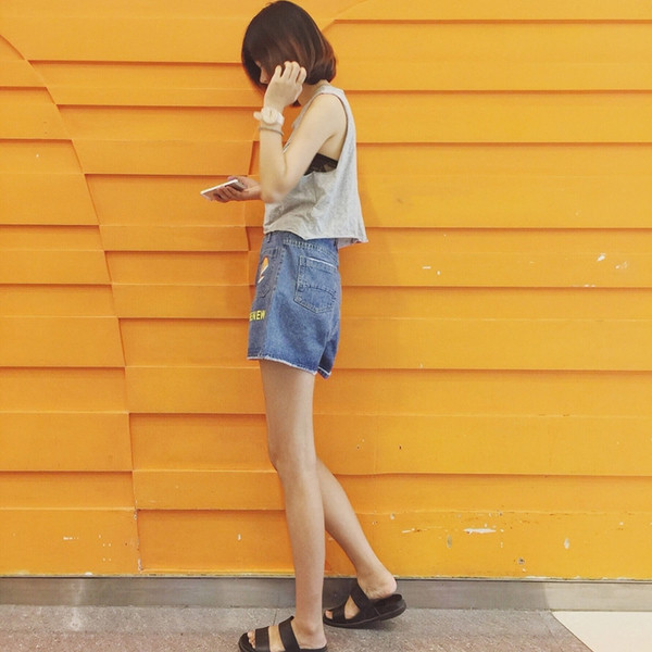 σορτς σύγχρονες γυναίκες σε μια ευρεία εφαρμογή του μοντέλου και υψηλής μεσάτο