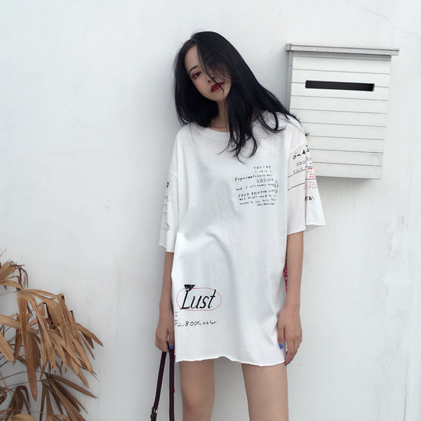 Φρέσκα κυρία ευρύ φόρεμα ,, κατάλληλα για το καλοκαίρι με επιγραφές σε μαύρο και άσπρο