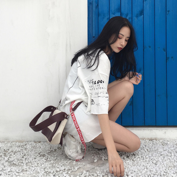 Φρέσκα κυρία ευρύ φόρεμα ,, κατάλληλα για το καλοκαίρι με επιγραφές σε μαύρο και άσπρο