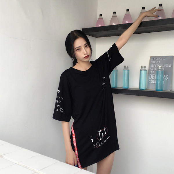 Φρέσκα κυρία ευρύ φόρεμα ,, κατάλληλα για το καλοκαίρι με επιγραφές σε μαύρο και άσπρο