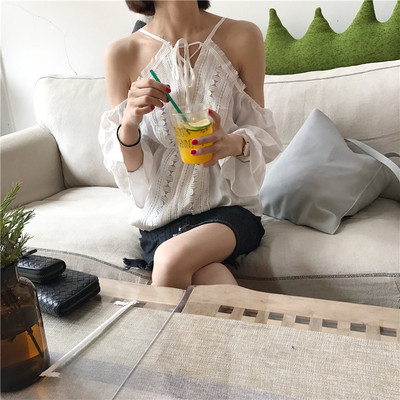 shirt Καλοκαίρι κυρία σε λευκό και μαύρο χρώμα με γυμνά ώμους