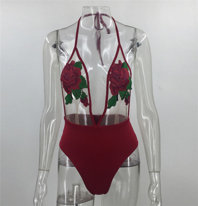 Όλα σε ένα μεγάλο κυρίες μαγιό με όμορφα κεντήματα με λουλούδια