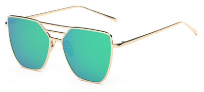 Πολύ κομψά γυαλιά για τις γυναίκες με μια ενδιαφέρουσα μορφή του γυαλιού