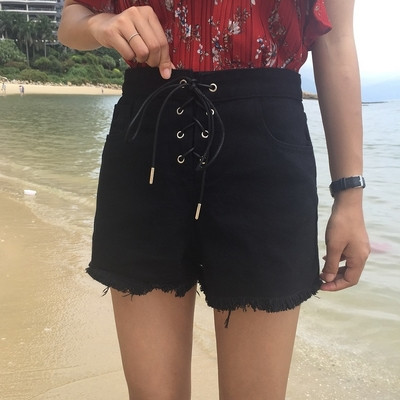 Κομψή γυναικεία σορτς με υψηλή μέση και τους δεσμούς σε καφέ και μαύρο