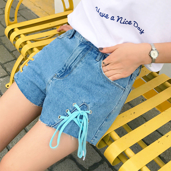 σορτς σύγχρονες γυναίκες με υψηλή μέση και πολύχρωμα δεσμούς