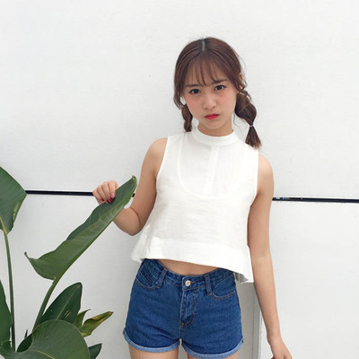 οροφή της δεξαμενής των γυναικών καλοκαιριού σε λευκό και κίτρινο σε ένα ευρύ μοντέλο