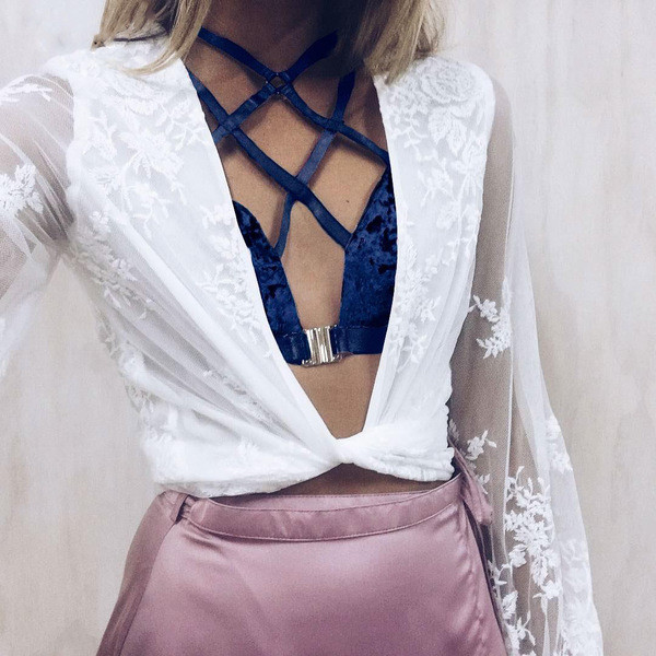 Μοναδική κυρίες σουτιέν με ενδιαφέρουσες συνδέσεις και κούμπωμα - 3 χρώματα