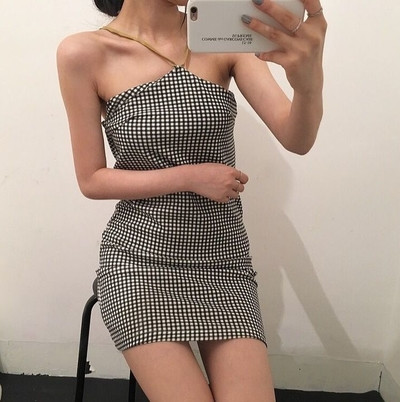 Οι γυναίκες καρό φόρεμα - μικρή και κομψή