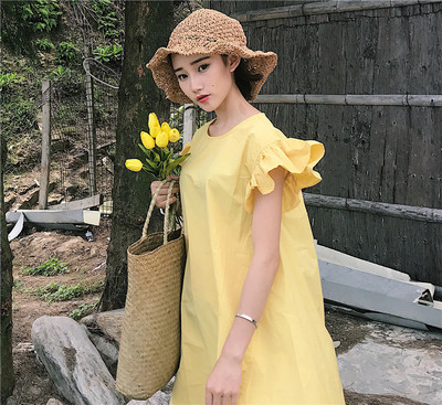 Φρέσκα καλοκαιρινό φόρεμα για τις κυρίες σε κίτρινο και λευκό, ευρύ μοντέλο