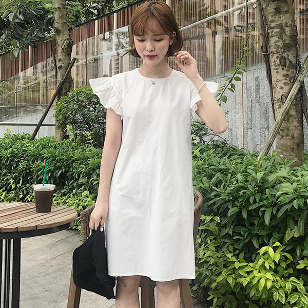 Φρέσκα καλοκαιρινό φόρεμα για τις κυρίες σε κίτρινο και λευκό, ευρύ μοντέλο