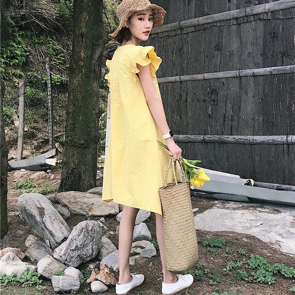 Φρέσκα καλοκαιρινό φόρεμα για τις κυρίες σε κίτρινο και λευκό, ευρύ μοντέλο