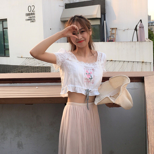 Φρέσκα καλοκαίρι σύντομη κυρίες κοντομάνικο μπλουζάκι σε λευκό χρώμα