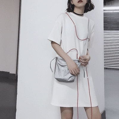 Απλή κυρίες φόρεμα με 3/4 μανίκια και το γόνατο λευκό και μαύρο