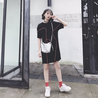 Απλή κυρίες φόρεμα με 3/4 μανίκια και το γόνατο λευκό και μαύρο