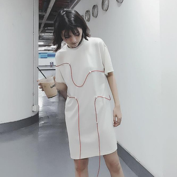 Απλή κυρίες φόρεμα με 3/4 μανίκια και το γόνατο λευκό και μαύρο