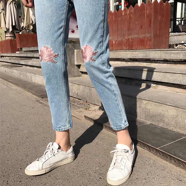 Κομψά γυναικεία τζιν λεπτού τύπου με κέντημα σε ανοιχτόχρωμο κέντημα