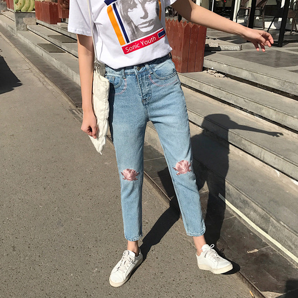 Κομψά γυναικεία τζιν λεπτού τύπου με κέντημα σε ανοιχτόχρωμο κέντημα