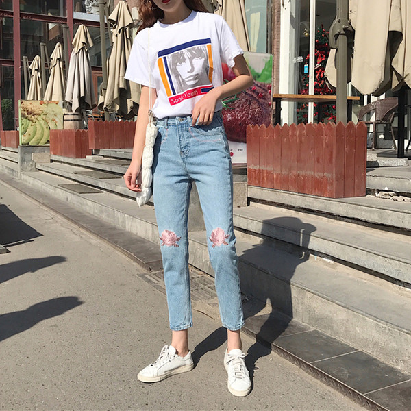 Κομψά γυναικεία τζιν λεπτού τύπου με κέντημα σε ανοιχτόχρωμο κέντημα