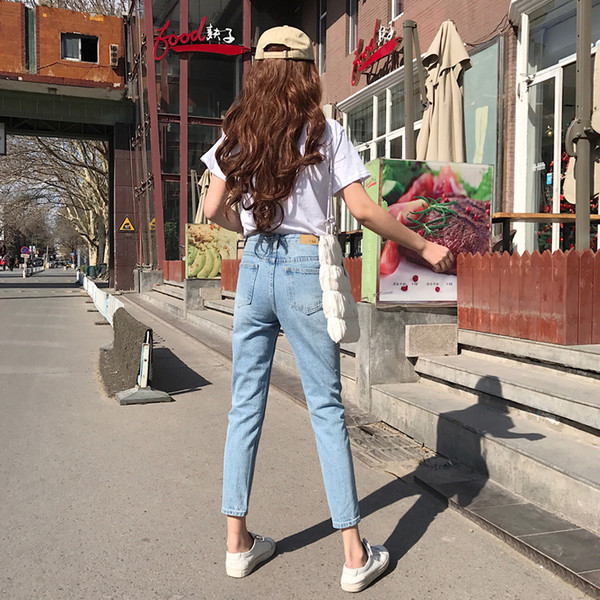 Κομψά γυναικεία τζιν λεπτού τύπου με κέντημα σε ανοιχτόχρωμο κέντημα