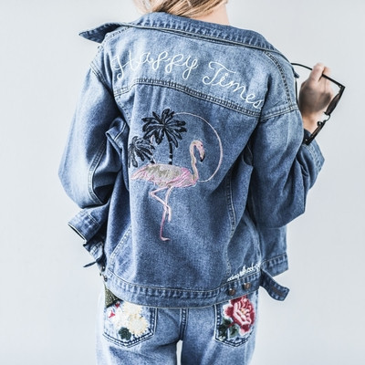 Μοναδικό και πολύ κομψό κυρίες τζιν μπουφάν με όμορφα κεντήματα