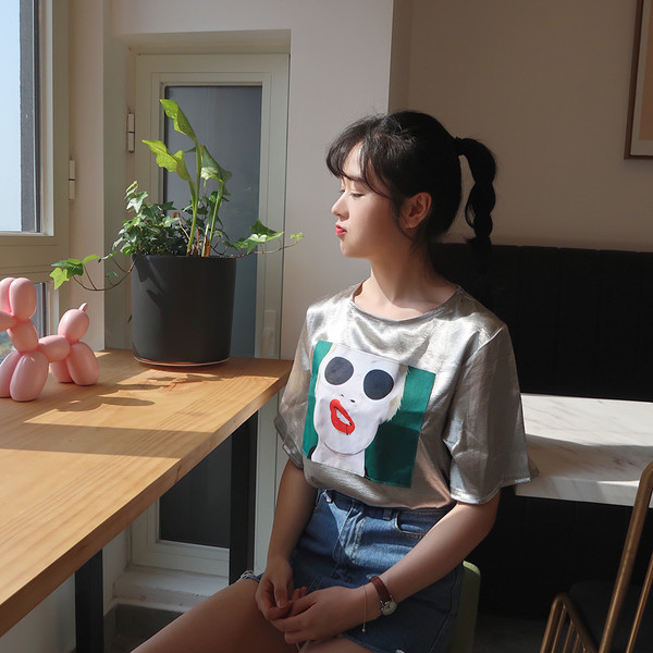 Стилна дамска тениска с 3/4 ръкав в лъскав сребърен и черен цвят с изображение