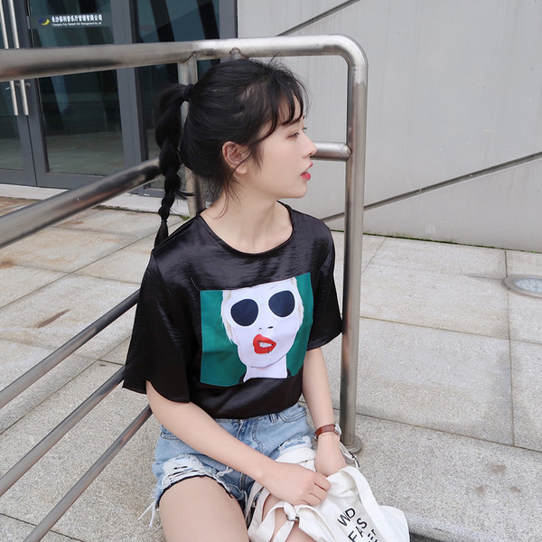 Стилна дамска тениска с 3/4 ръкав в лъскав сребърен и черен цвят с изображение