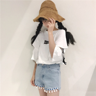 σορτς σύγχρονες γυναίκες είναι διακοσμημένα σε φωτεινά χρώματα και υψηλή μέση