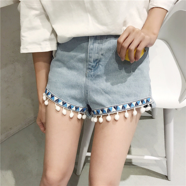 σορτς σύγχρονες γυναίκες είναι διακοσμημένα σε φωτεινά χρώματα και υψηλή μέση