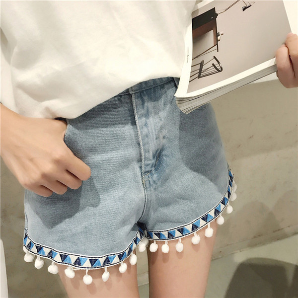 σορτς σύγχρονες γυναίκες είναι διακοσμημένα σε φωτεινά χρώματα και υψηλή μέση